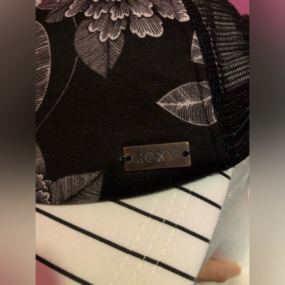 Roxy black white floral hat - Picture 2 of 4